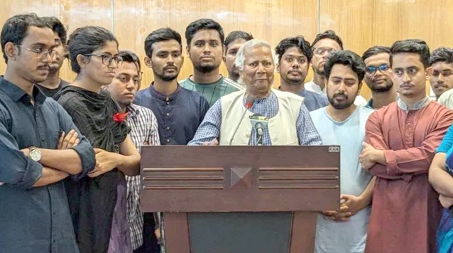 ৮ আগস্ট দেশে ফেরার পর বিমানবন্দরে শিক্ষার্থীদের সঙ্গে ড. মুহাম্মদ ইউনূস। ছবি: সংগৃহীত