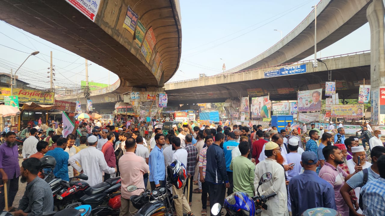 যাত্রাবাড়ি এলাকায় জামায়াতের নেতাকর্মীদের অবস্থান। স্ট্রিম ছবি