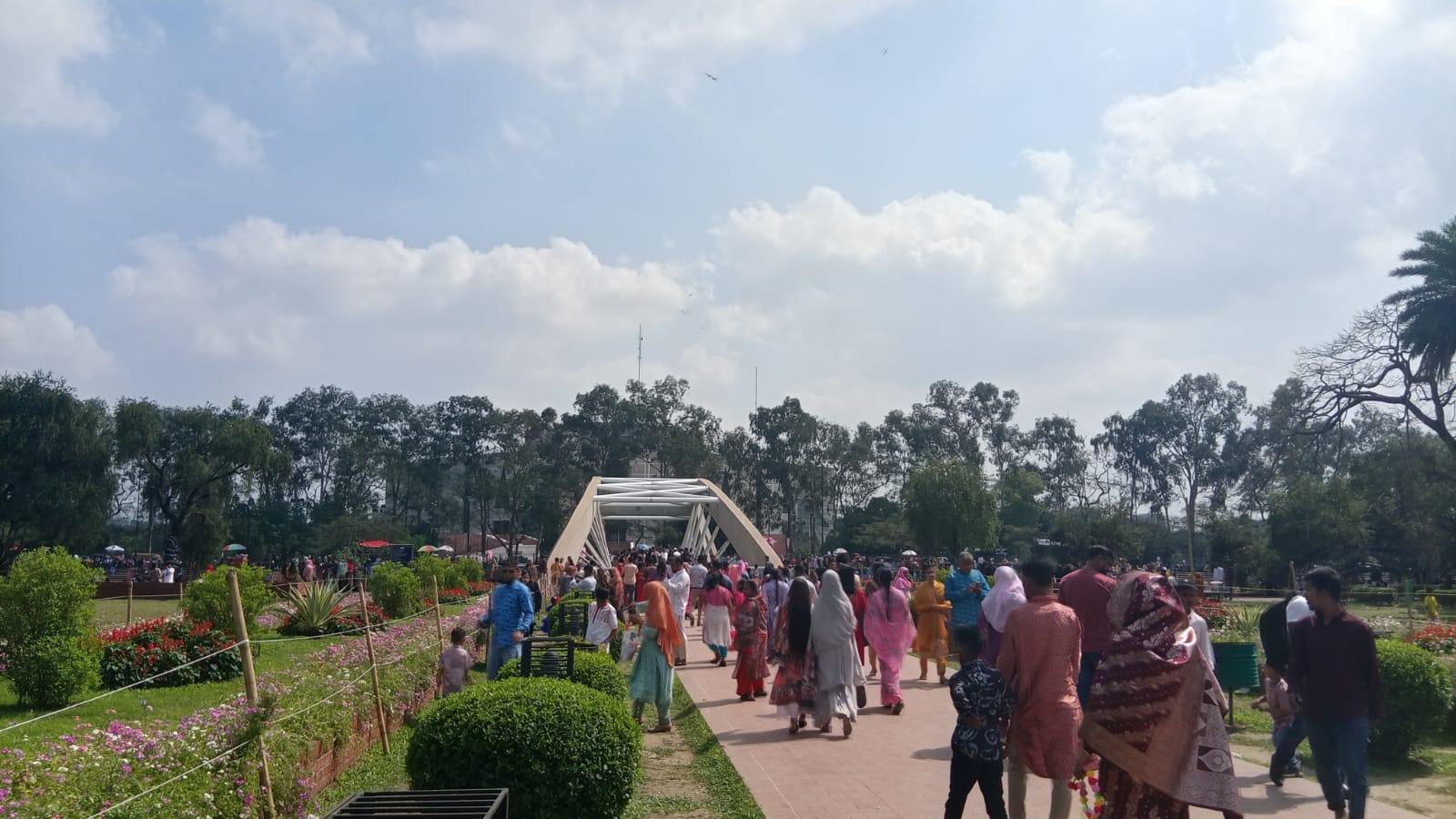 জিয়া উদ্যানের প্রবেশমুখেও ছিল ভিড়। স্ট্রিম ছবি