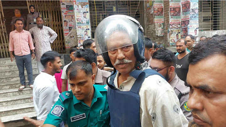 আদালত প্রাঙ্গণে পুলিশের পাহারায় শাহজাহান ওমর। সংগৃহীত ছবি