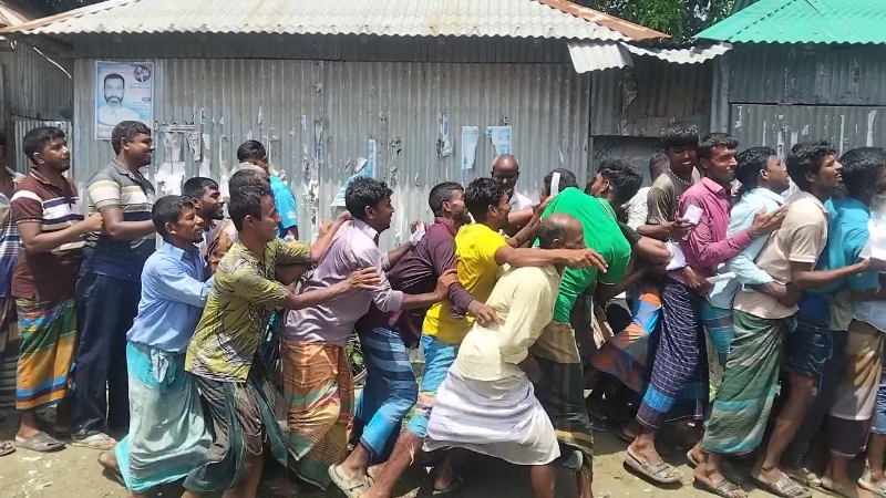 সার সংকট ও বিতরণে অনিয়মের প্রতিবাদে জেলার বিভিন্ন স্থানে সড়ক অবরোধ, বিক্ষোভ ও হট্টগোলের ঘটনা ঘটেছে। সংগৃহীত ছবি