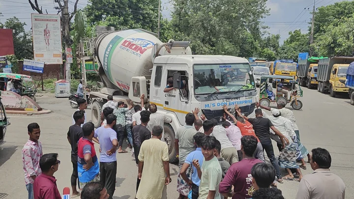 জেলা ট্রাক, ট্যাংকলরি ও কাভার্ড ভ্যান শ্রমিক সংগঠনের সদস্যদের কর্মবিরতি পালন ও যানবাহন চলাচলে বাধা দেয়। স্ট্রিম ছবি