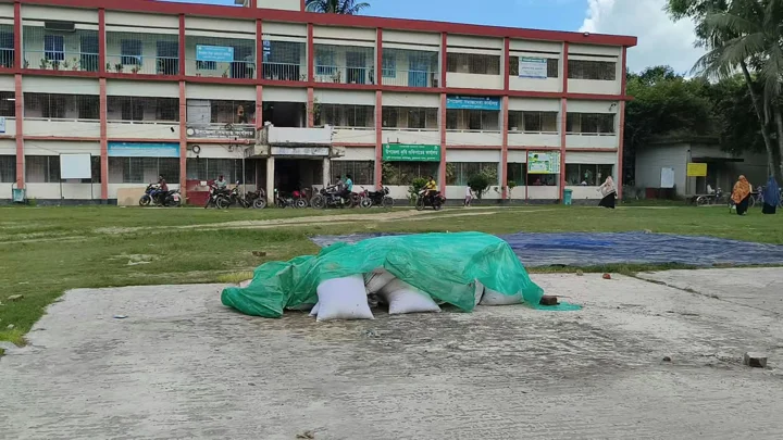 চুয়াডাঙ্গায় কৃষি অফিস চত্বরে রাখা সারের বস্তা। সংগৃহীত ছবি
