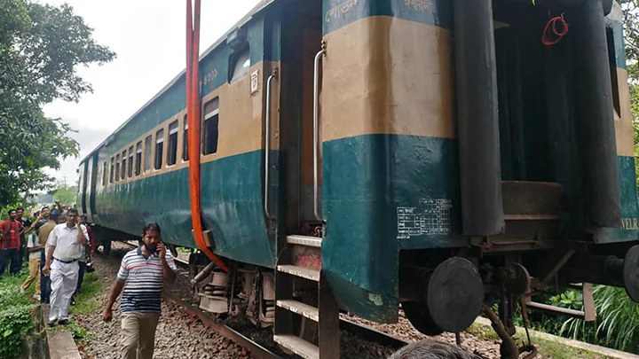 রাজশাহীর হরিয়ান স্টেশনের কাছে লাইনচ্যুত ঢালারচর এক্সপ্রেস উদ্ধারে চলছে অভিযান। স্ট্রিম ছবি