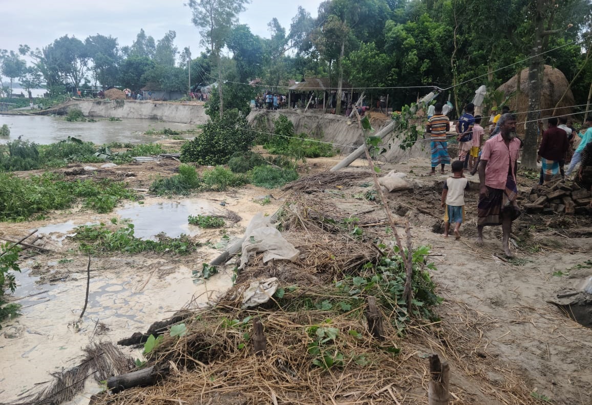 তিস্তার ভাঙনে বসতভিটা হারাচ্ছে চরের মানুষ। ছবি: সংগৃহীত