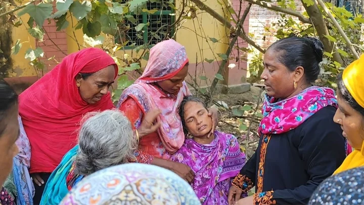 মরদেহ গ্রামের বাড়িতে পৌঁছালে কান্নায় ভেঙ্গে পড়েন স্বজনরা। সংগৃহীত ছবি