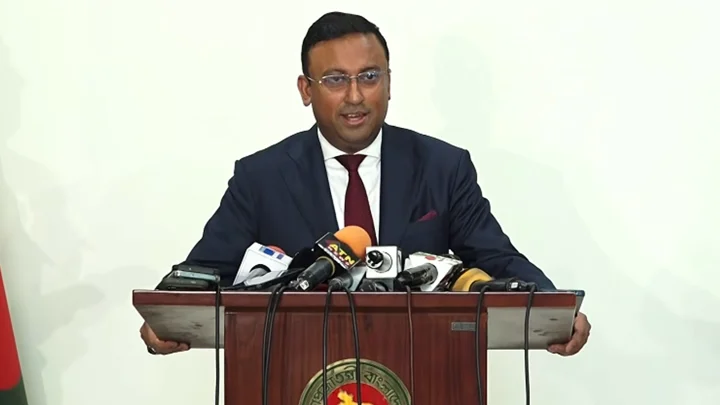 পররাষ্ট্র মন্ত্রণালয়ে সাংবাদিকদের সঙ্গে কথা বলছেন পররাষ্ট্র প্রতিমন্ত্রী হুমায়ুন কবির। ছবি: সংগৃহীত
