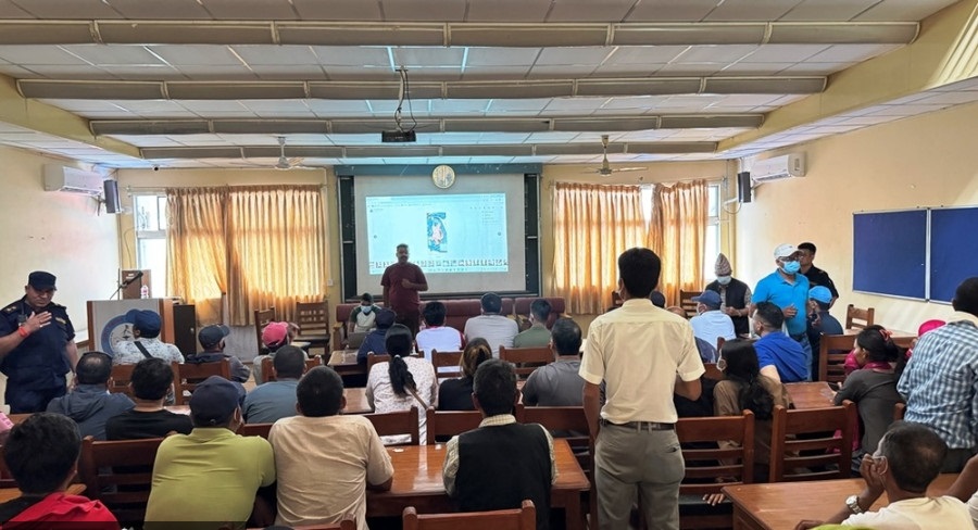 ১০২ লাশের ছবি প্রদর্শনী দেখতে শনিবার পোখরায় জড়ো হন হাজারেরও বেশি স্বজন। ছবি: দীপক কেসিটিকেপি