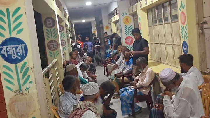 ফরিদপুরের আলফাডাঙ্গায় রফিক শেখের পরিবারকে সমাজচ্যুত করার অভিযোগে অনুষ্ঠিত শালিস-বৈঠক। সংগৃহীত ছবি