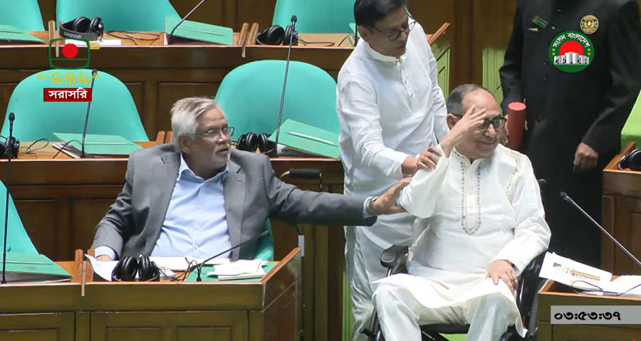 সংসদে ফিরলেন বিএনপির স্থায়ী কমিটির সদস্য ও প্রধানমন্ত্রীর রাজনৈতিক উপদেষ্টা মির্জা আব্বাস। ভিডিও থেকে নেওয়া ছবি