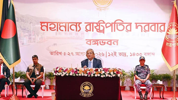 বঙ্গভবনের কর্মকর্তা ও কর্মচারীদের নিয়ে প্রথম দরবারে কথা বলে রাষ্ট্রপতি মির্জা ফখরুল ইসলাম আলমগীর। ছবি: পিআইডি