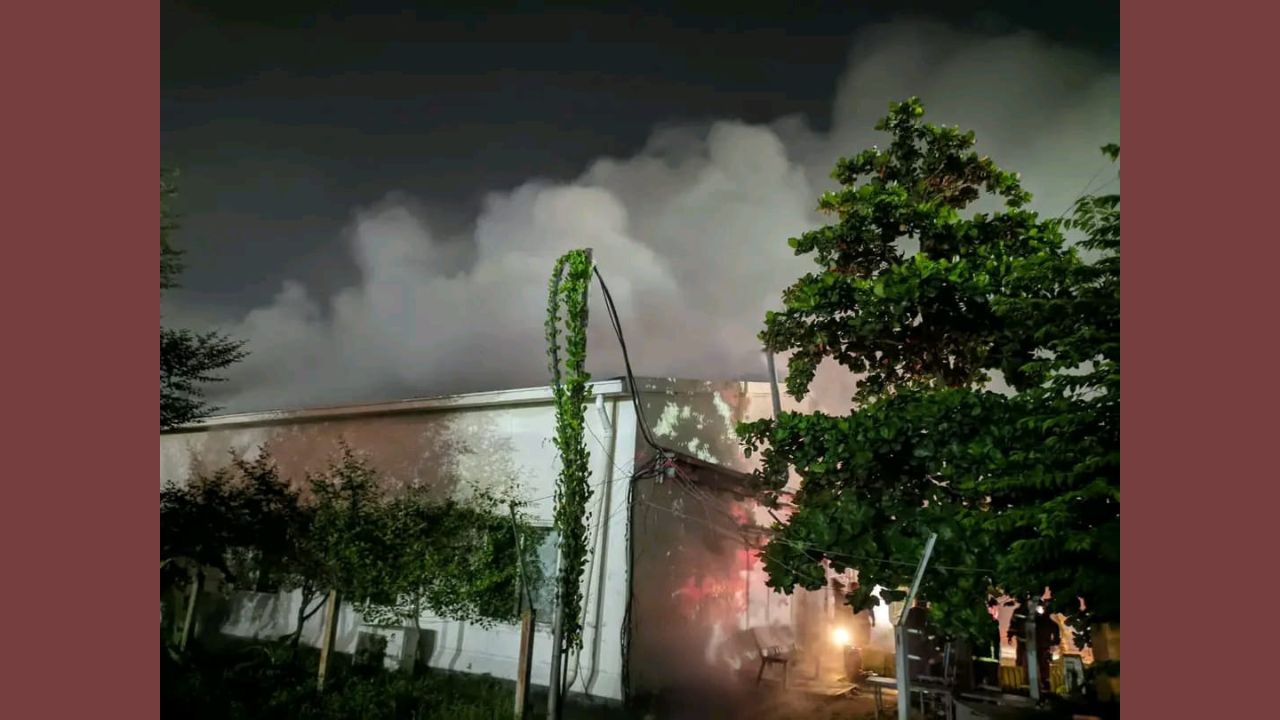 আগুনে পুড়ছে রূপপুর পারমাণবিক বিদ্যুৎ কেন্দ্রের বাংলাদেশ পরমাণু শক্তি কমিশনের পুরোনো ভবন। ছবি: সংগৃহীত