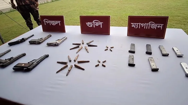 সাতছড়ি উদ্যানে উদ্ধার পিস্তল, ম্যাগাজিন ও বুলেট। ছবি: সংগৃহীত