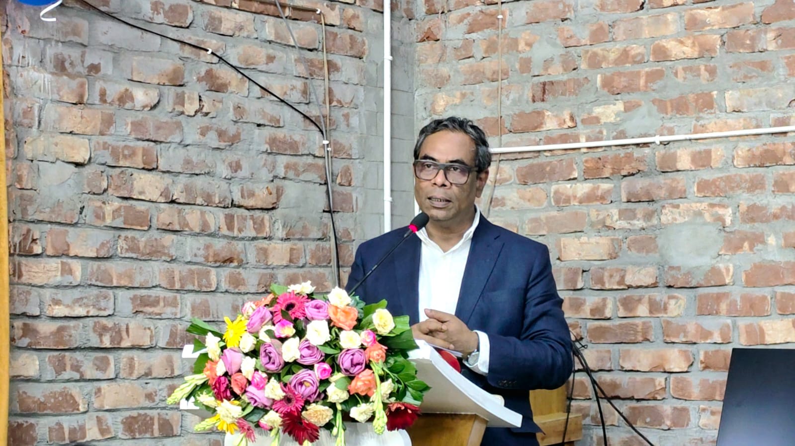 রাজধানীর শেরেবাংলা নগরে বাংলাদেশ শিশু হাসপাতাল ও ইনস্টিটিউটে হাম বিষয়ে কর্মশালায় বক্তব্য দেন স্বাস্থ্য প্রতিমন্ত্রী ড. এম এ মুহিত। স্ট্রিম ছবি